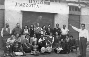 A&ntilde;o 1950 - Antonio Mazzotta , su esposa Irma, sus hijas Dora y Norma, vecinos, amigos, empleados y clientes del almac&eacute;n.