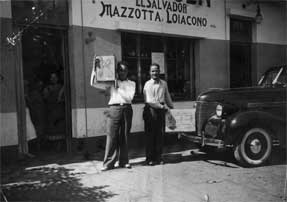 A&ntilde;o 1938 - Antonio Mazzotta y Domingo Loiacono junto a un autom&oacute;vil que se hab&iacute;a ganado una cliente por comprar Jab&oacute;n "Radical"