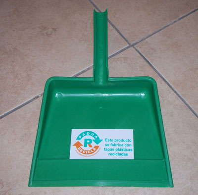 Palita hecha con tapas plásticas recicladas